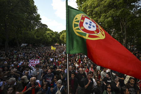 ◎ポルトガルの革命記念日を祝う市民ら